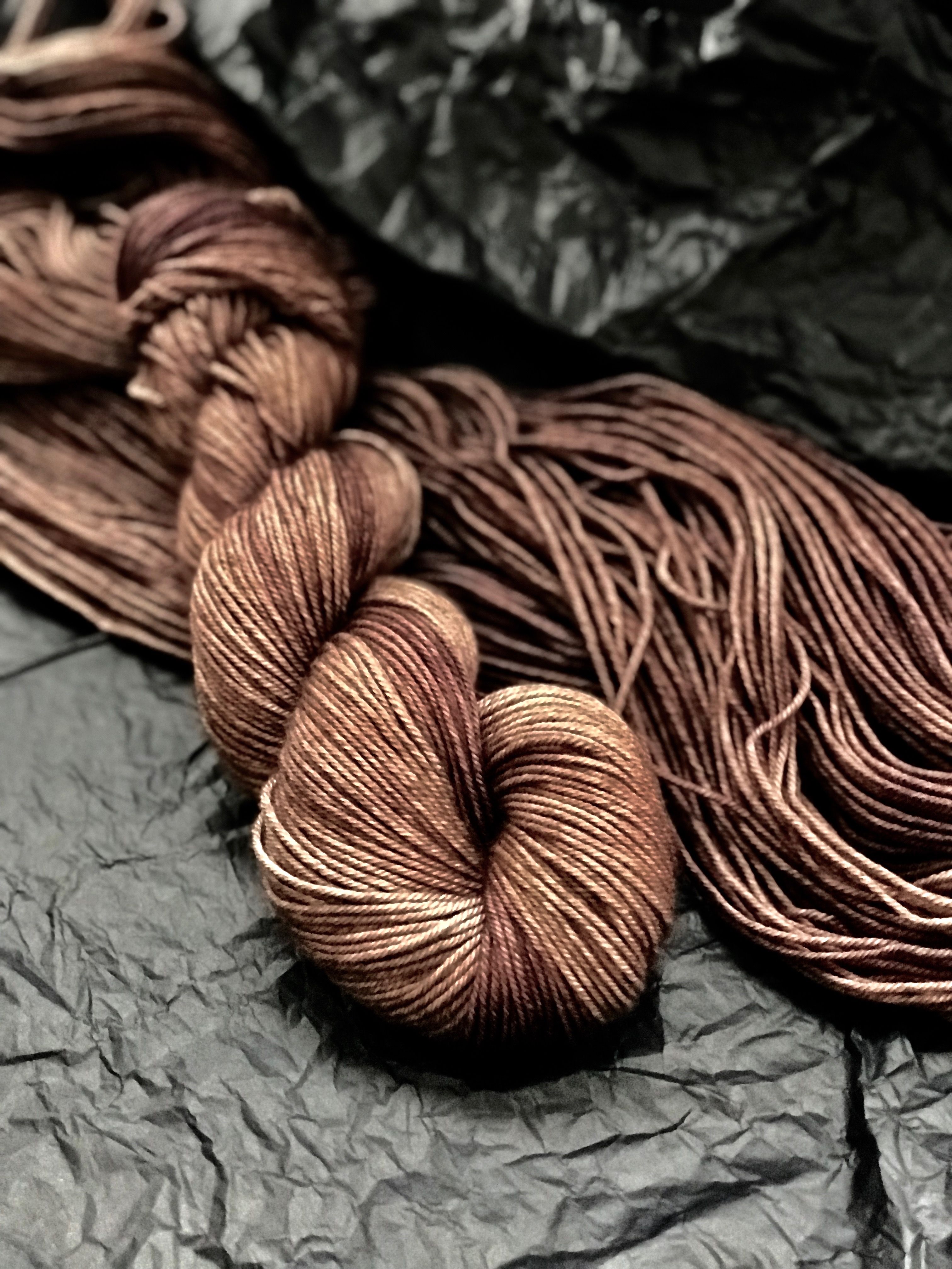 Коричневая нитка. Пряжа коричневая. Коричневые нитки для вязания. Коричневые нитки название. Как выглядят тонкие нитки для пряжи коричневые.