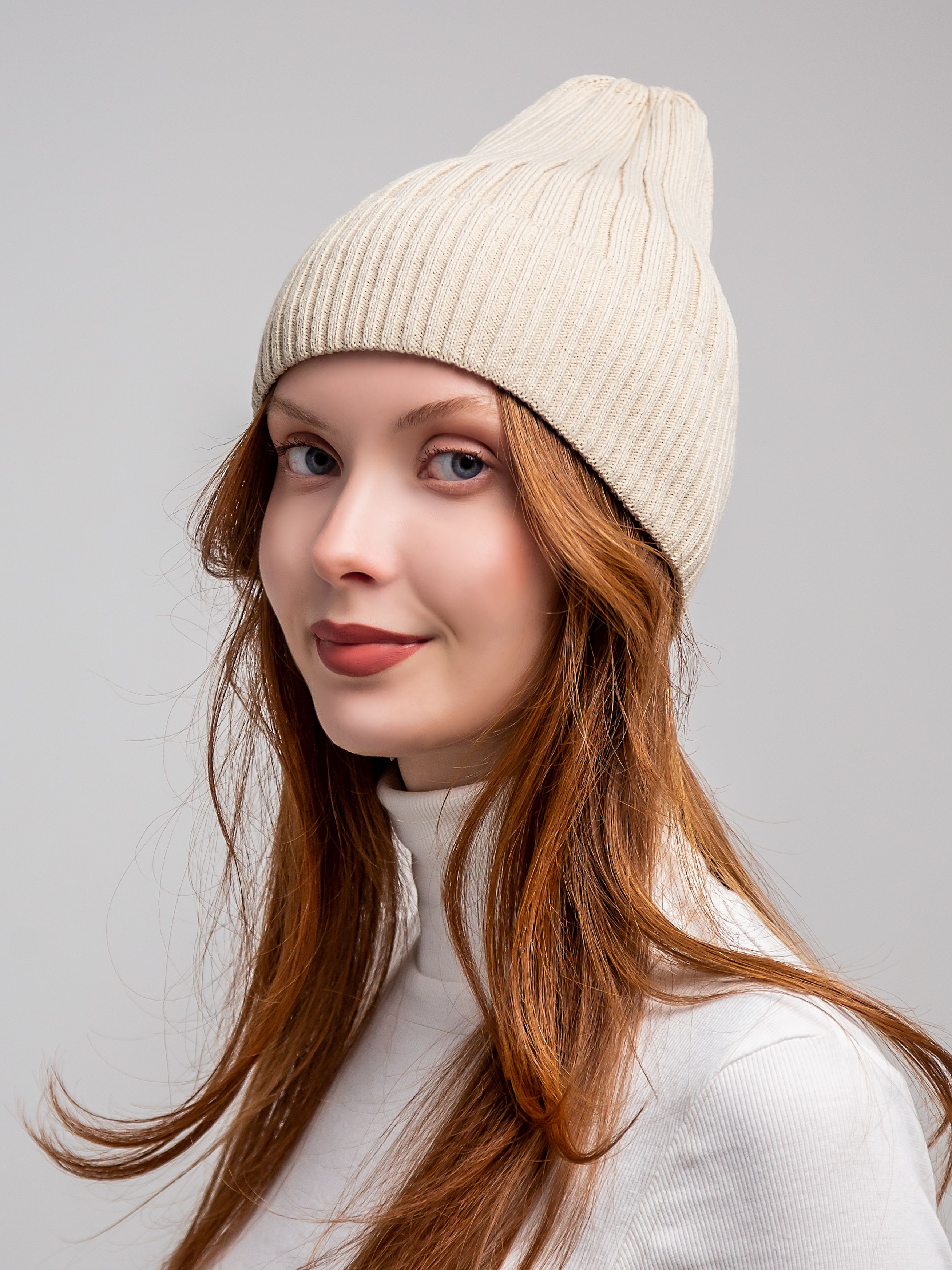 Вязаные шапки ручной работы. Зимняя фотосессия. Девушка в зимней шапочке. Шапка с лицом. Погода в шапках.