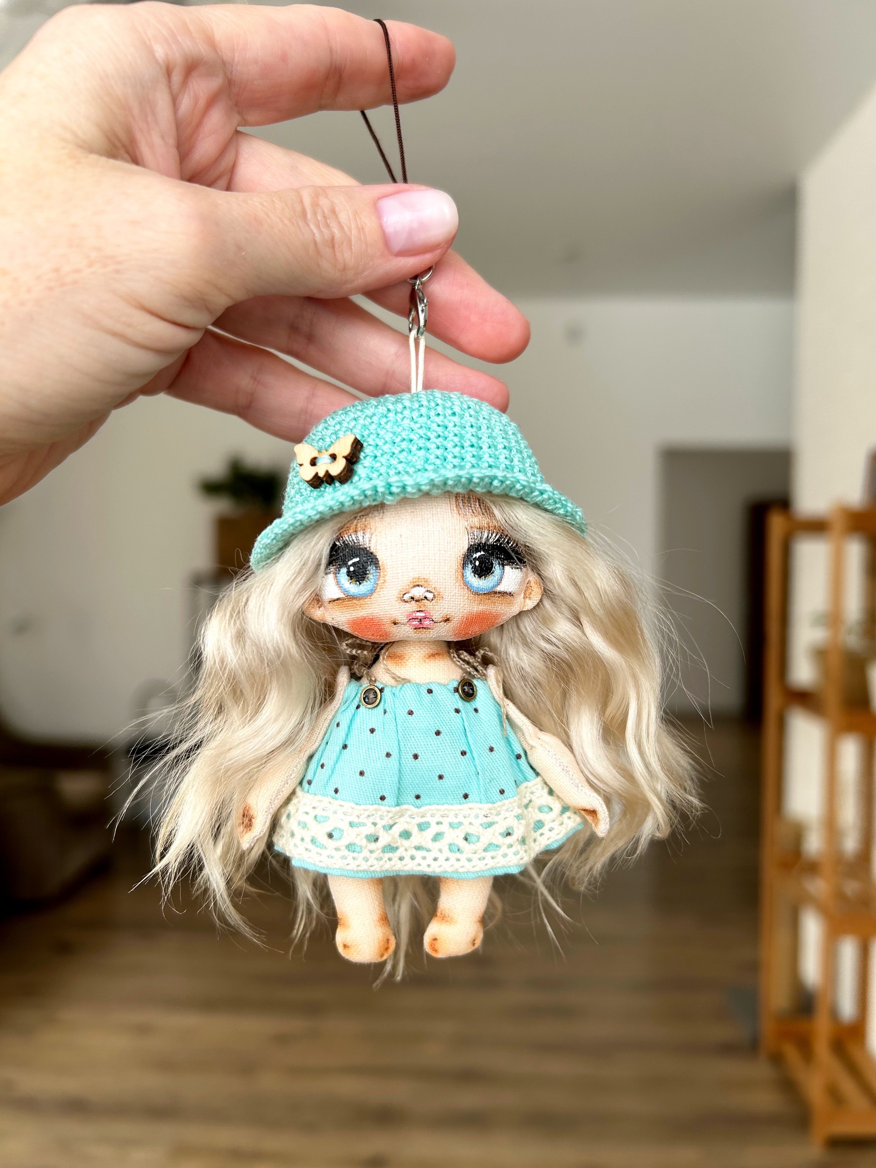 <b>Куклу</b> от <b>Dolls</b> Arhipovoi можно повесить в автомобиле на зеркало заднего вид...