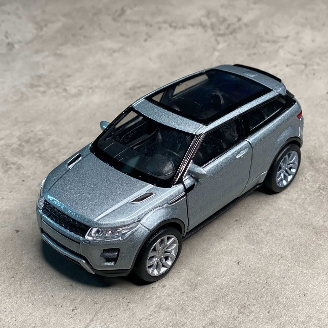 Металлическая машинка Welly Land Rover Range Rover Evoque Ленд Ровер Рендж  Ровер Эвок, инерционная, цвет Серый - купить с доставкой по выгодным ценам  в интернет-магазине OZON (978125199)