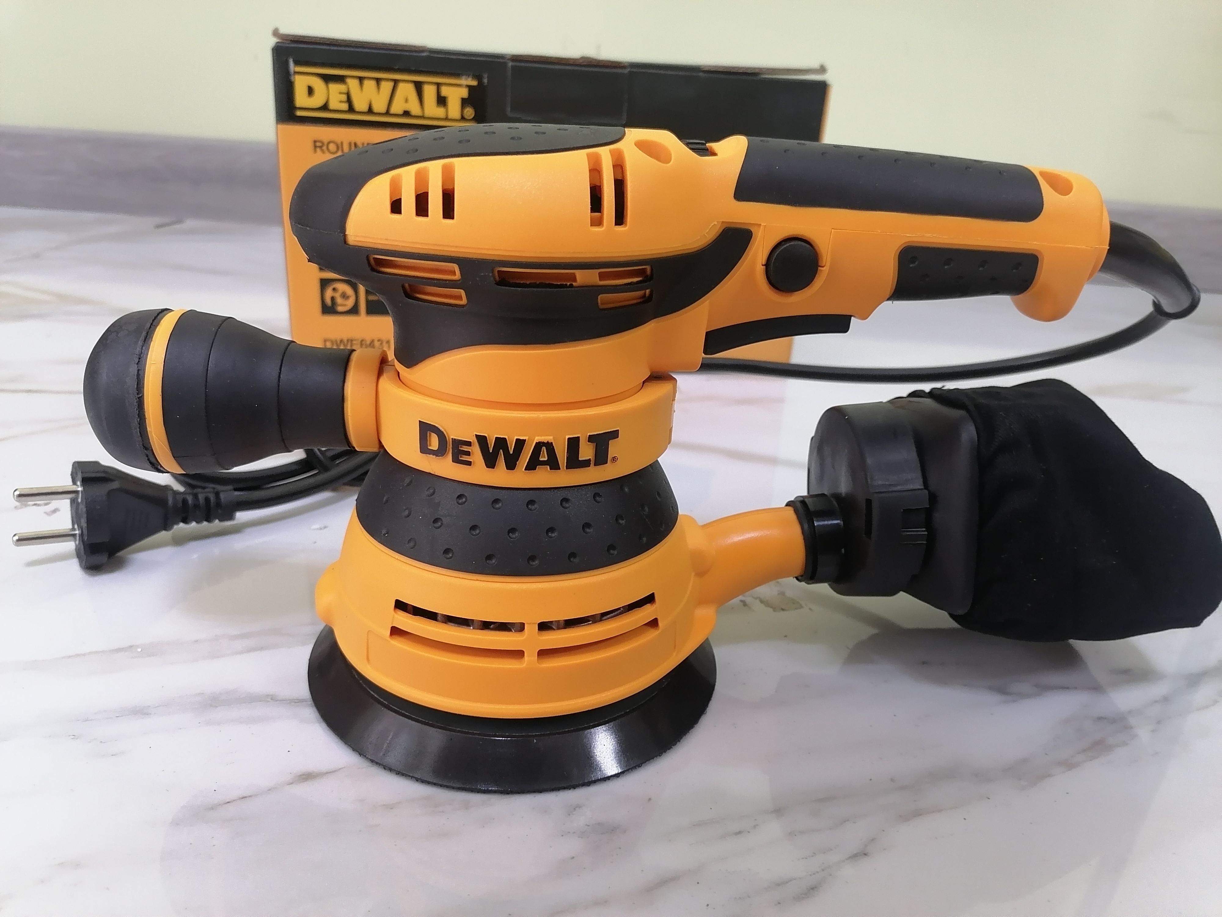 Эксцентриковая шлифмашина орбитальная DeWALT DWE 6431 400 Вт