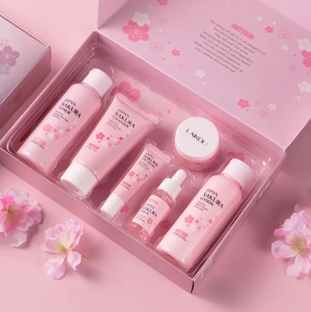 баночка корейского крема для век на фоне цветущей сакуры, минимализм