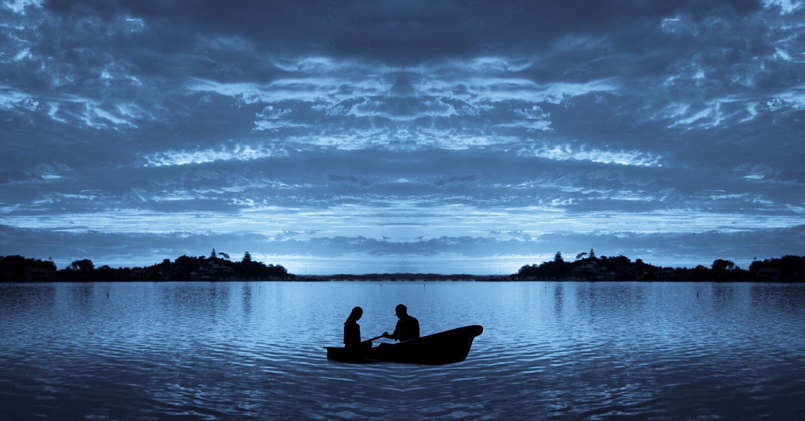 Вдали плывет. Лодка ночью. Ночное озеро. Лодка на реке ночью. Лодка на озере ночью.