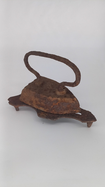 Винтажный советский маленький чугунный утюг с подставкой , СССР купить ...