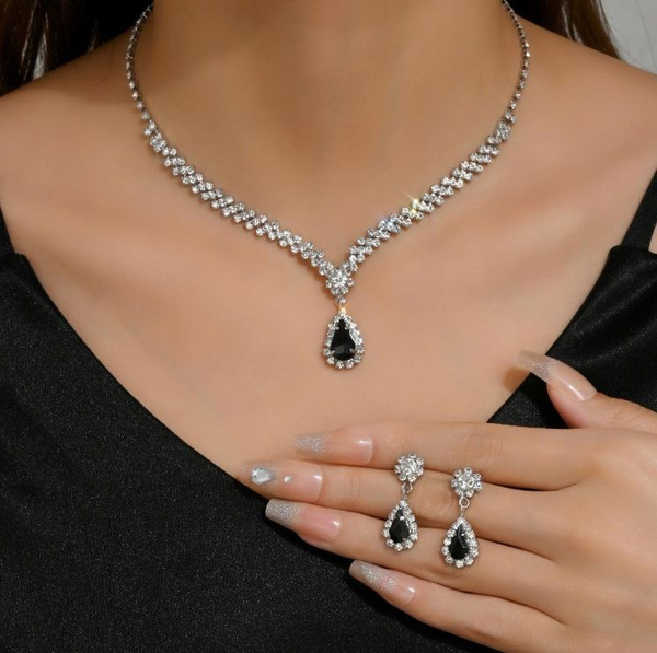 Swarovski Комплект украшений Стразы Swarovski - купить с доставкой по ...