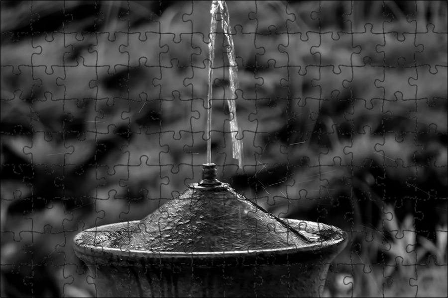 Black fountain. Садовый фонтан ярусный каскад. Фонтанчик с черным. Фонтан фотография черно-белая. Электрический фонтан для сада.