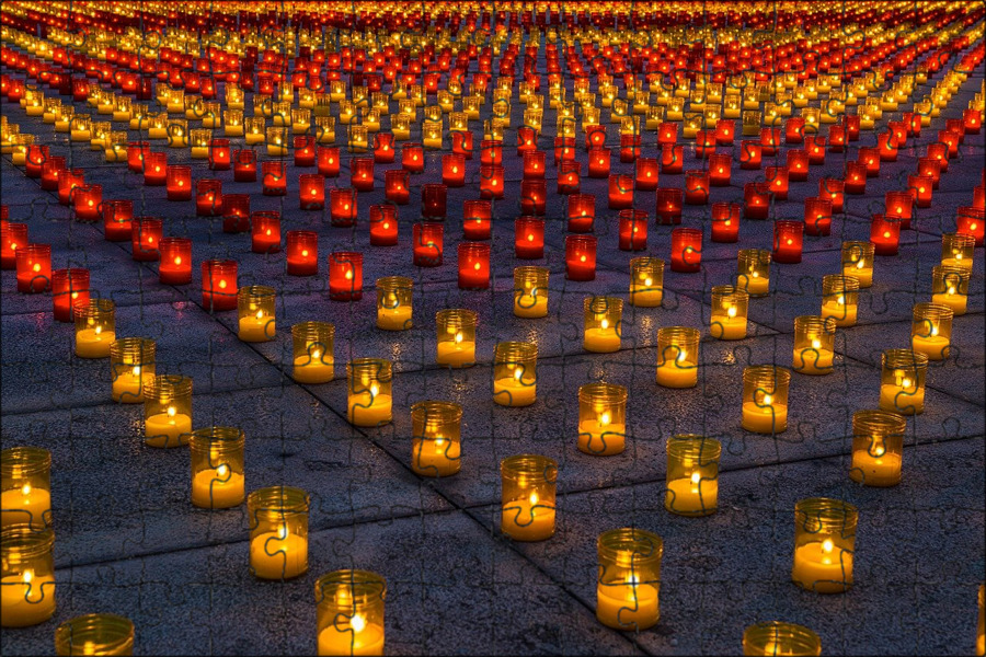 Много свечей. Свет свечи. Шестнадцать свечей. Оранжевые свечи обои. Красный желтый свечи