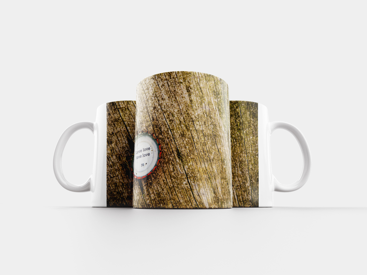 кружка с крышкой и ложкой. деревянная кружка из дуба. чашка с ложкой и деревянной крышкой. кружка с деревянной крышкой и ложкой.