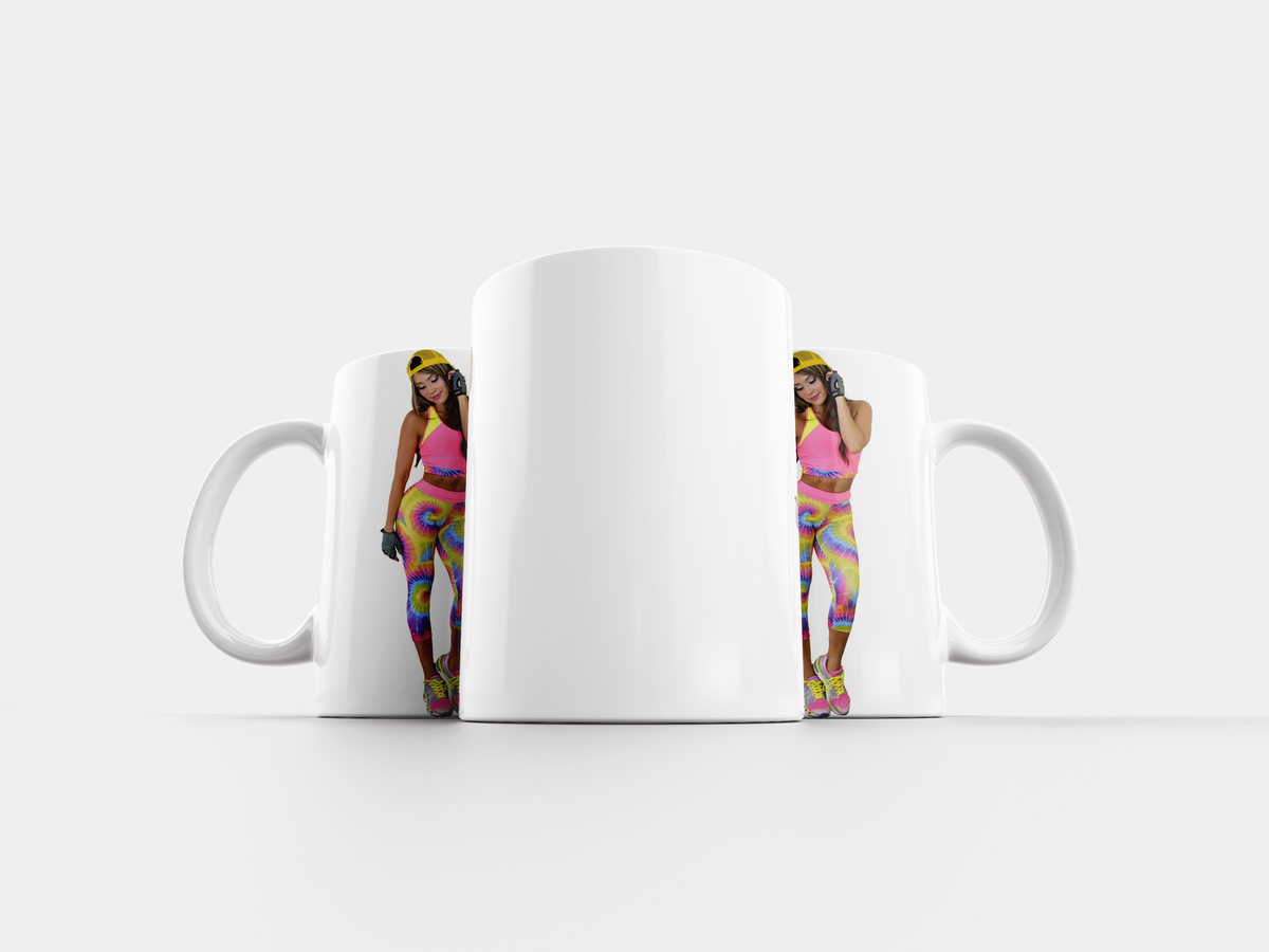 2 девушки и одна кружка. кружок моделей. кружок моделей. кружка в воздухе. город волгоград кружки модели для взрослых.