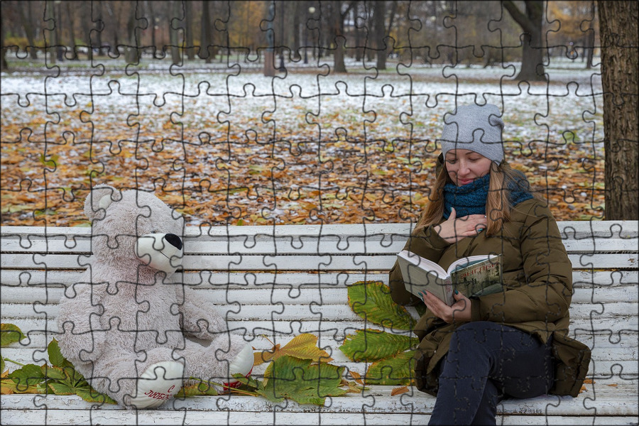 Чтение приносило радость мальчику. Девушка с книгой на скамейке. Книга на скамейке зима