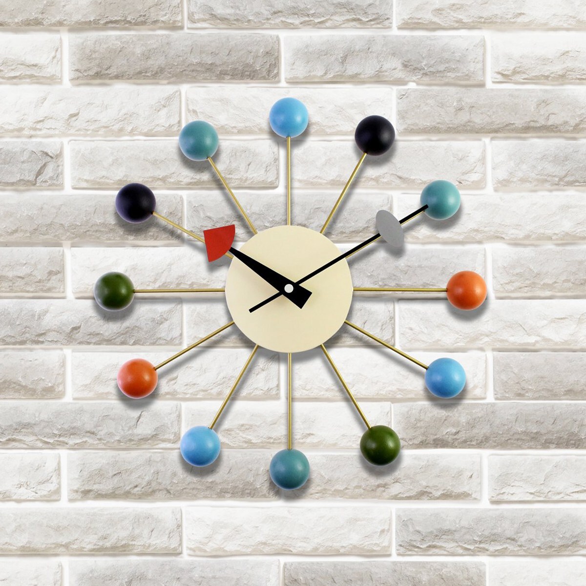 Часы шарова. Часы настенные разноцветные. Настенные часы с шариками. Часы имитация. Настольные часы с шариками.