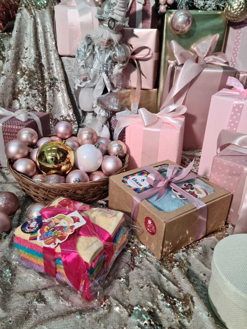 Голд эппл бокс. Голд эппл бокс. Косметичка от золотого яблока в подарок. Коробки золотое яблоко. Бьюти бокс золотое яблоко.