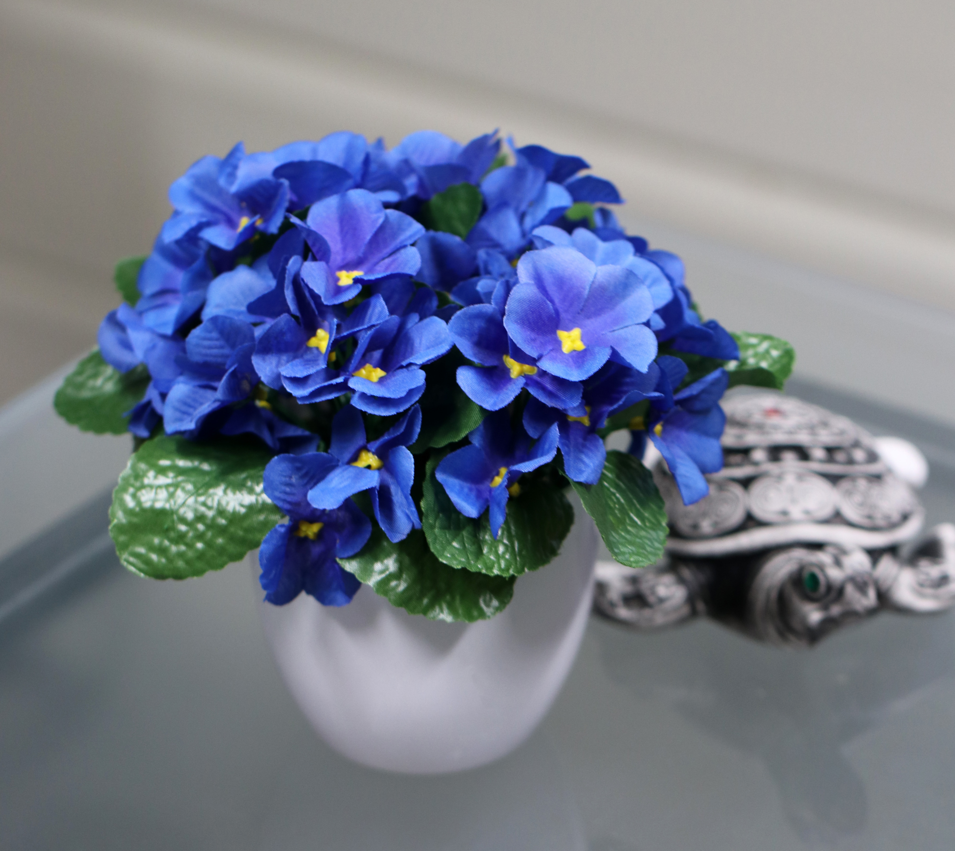 Искусственные фиалки. Синие искусственные цветы. Искусственные цветы фиалки. Фиалка искусственная на подставке.