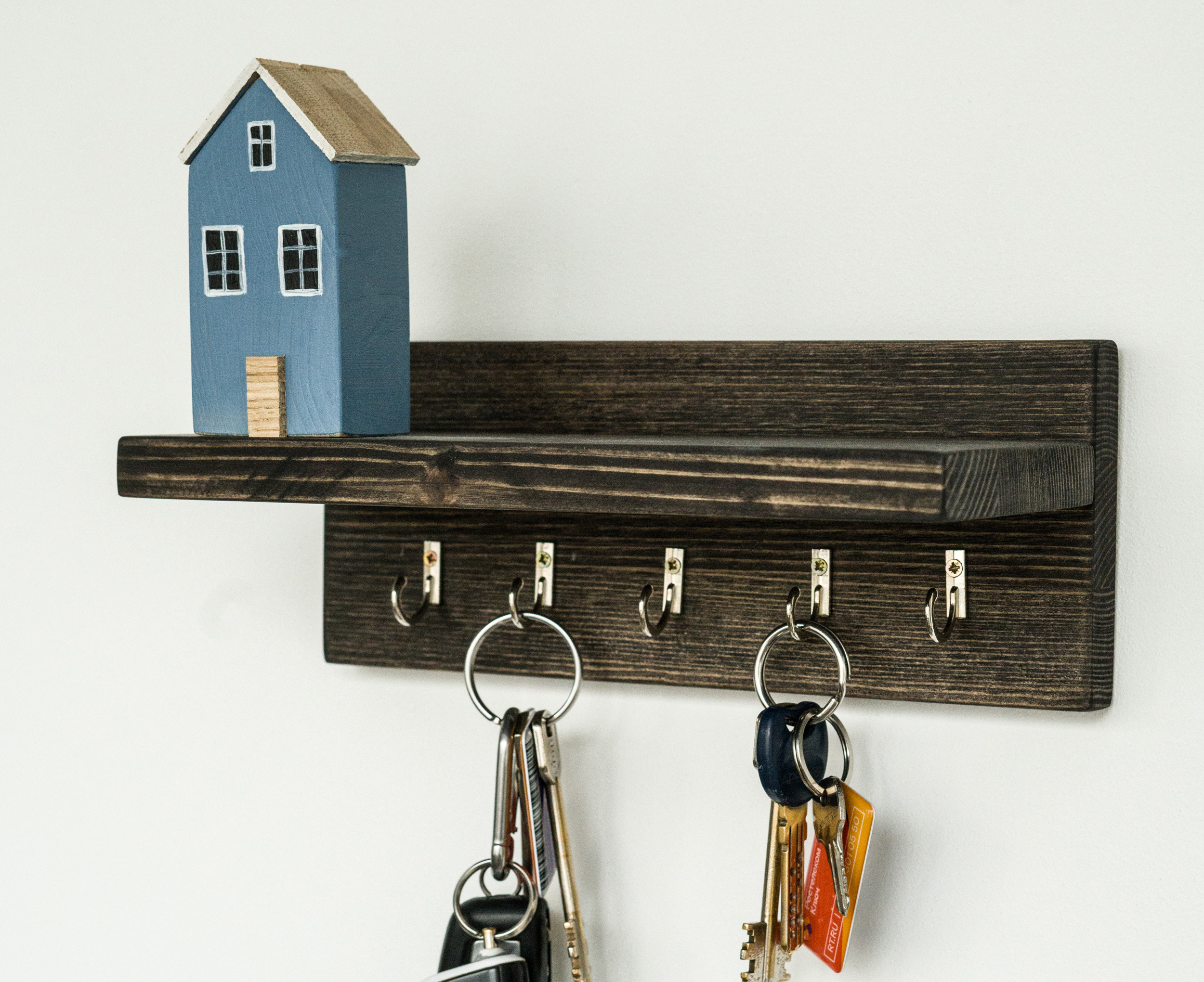 Полочка для ключей в прихожую. Ключница настенная в прихожую из дерева. Ключница настенная в прихожую из дерева. Полочка для ключей в прихожую. Необычные ключницы.