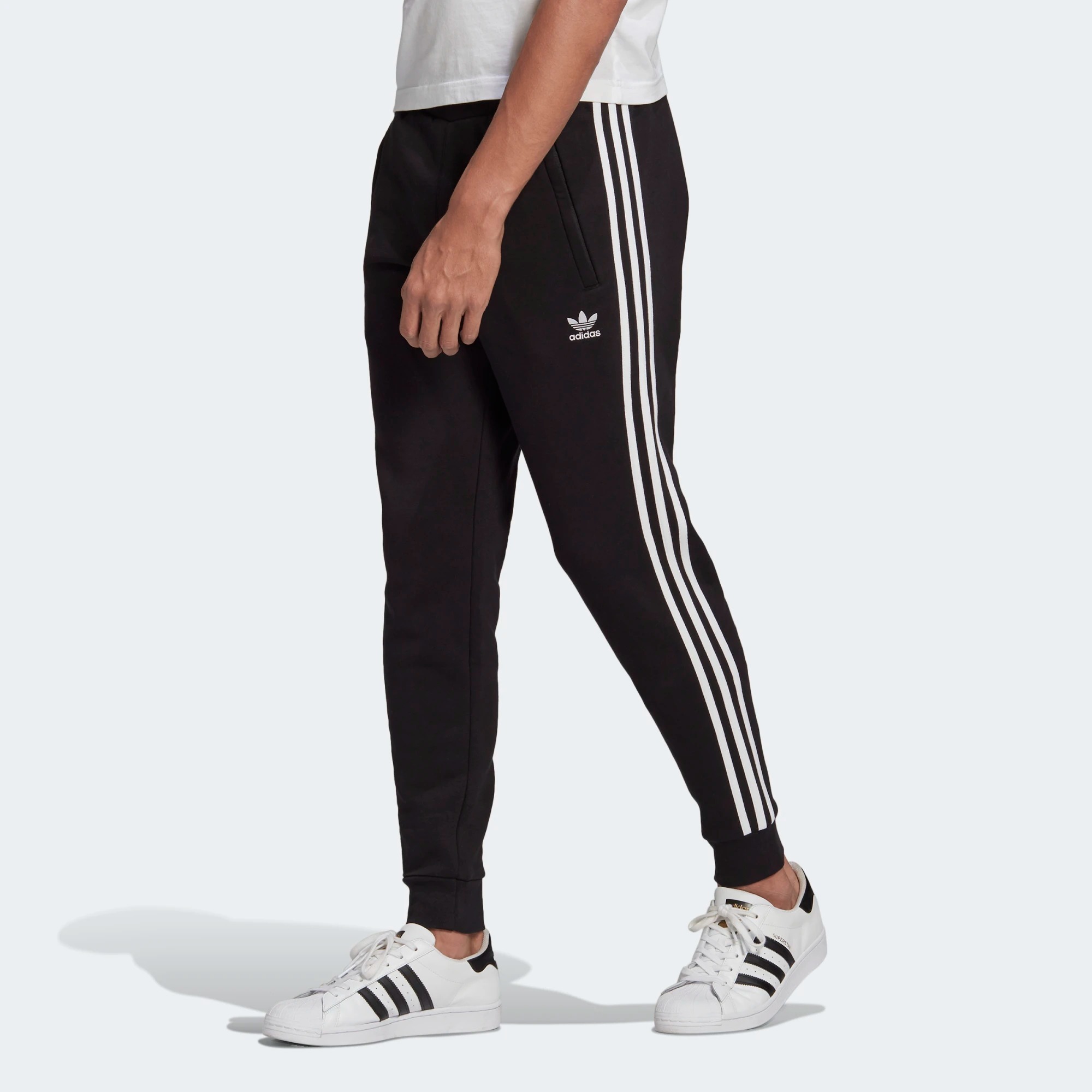 Флисовые брюки с культовыми деталями <b>adidas</b>. 