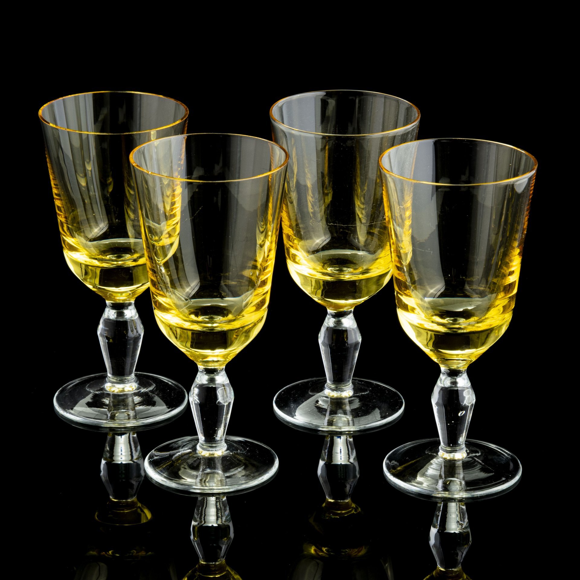 Набор стопок 4шт садовод. Рюмки зеленое стекло чехословакия картинки. Рюмки семидесятых годов. 4 рюмки. 426.