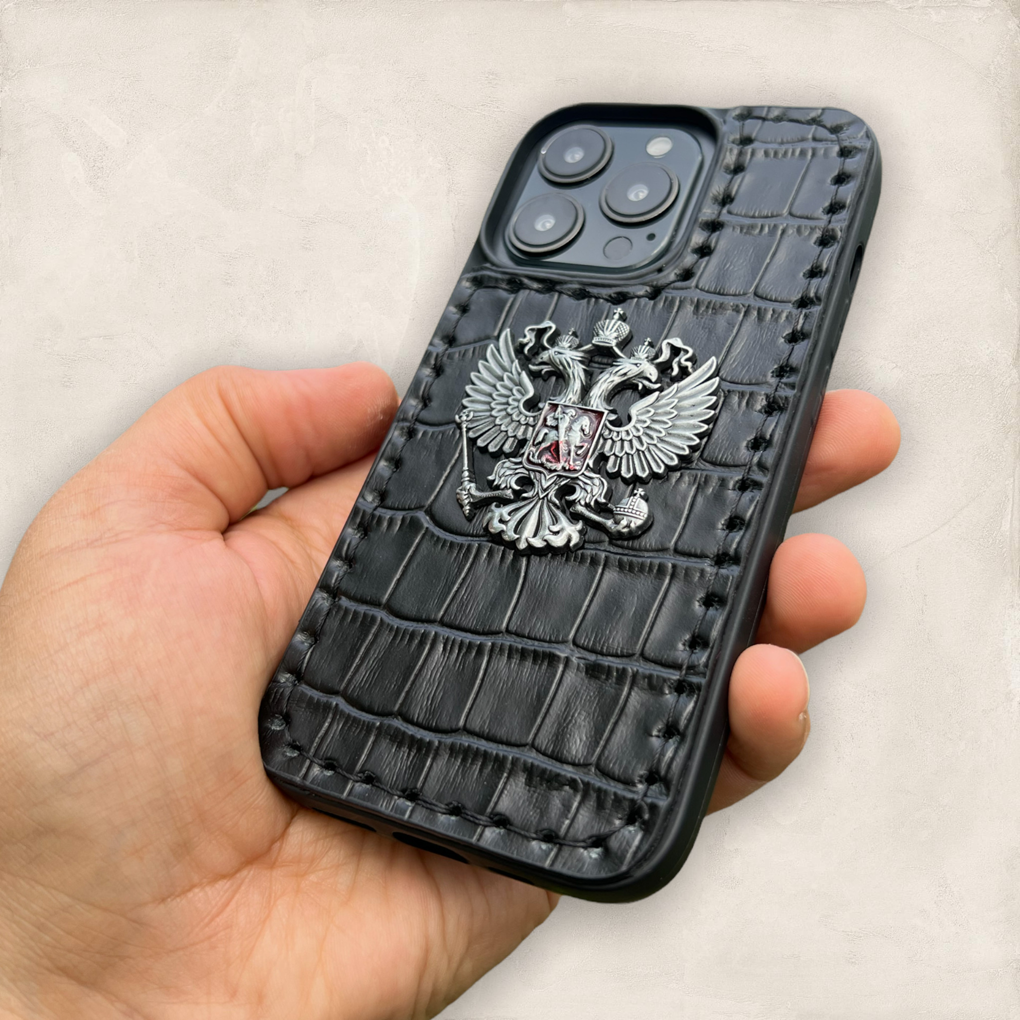 Чехол из кожи под кайман на IPhone 13Pro с гербом России - купить с  доставкой по выгодным ценам в интернет-магазине OZON (595535162)