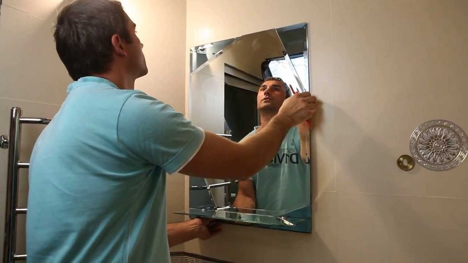 На какой высоте вешать зеркало для бритья