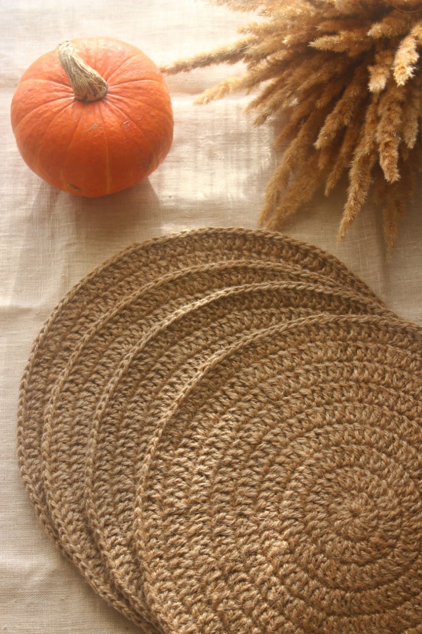 Салфетки из джута. Подставка под горячее из джута. Сервировочные салфетки из хлопкового шнура. Салфетка сервировочная джут. Сервировочные салфетки из джута крючком.