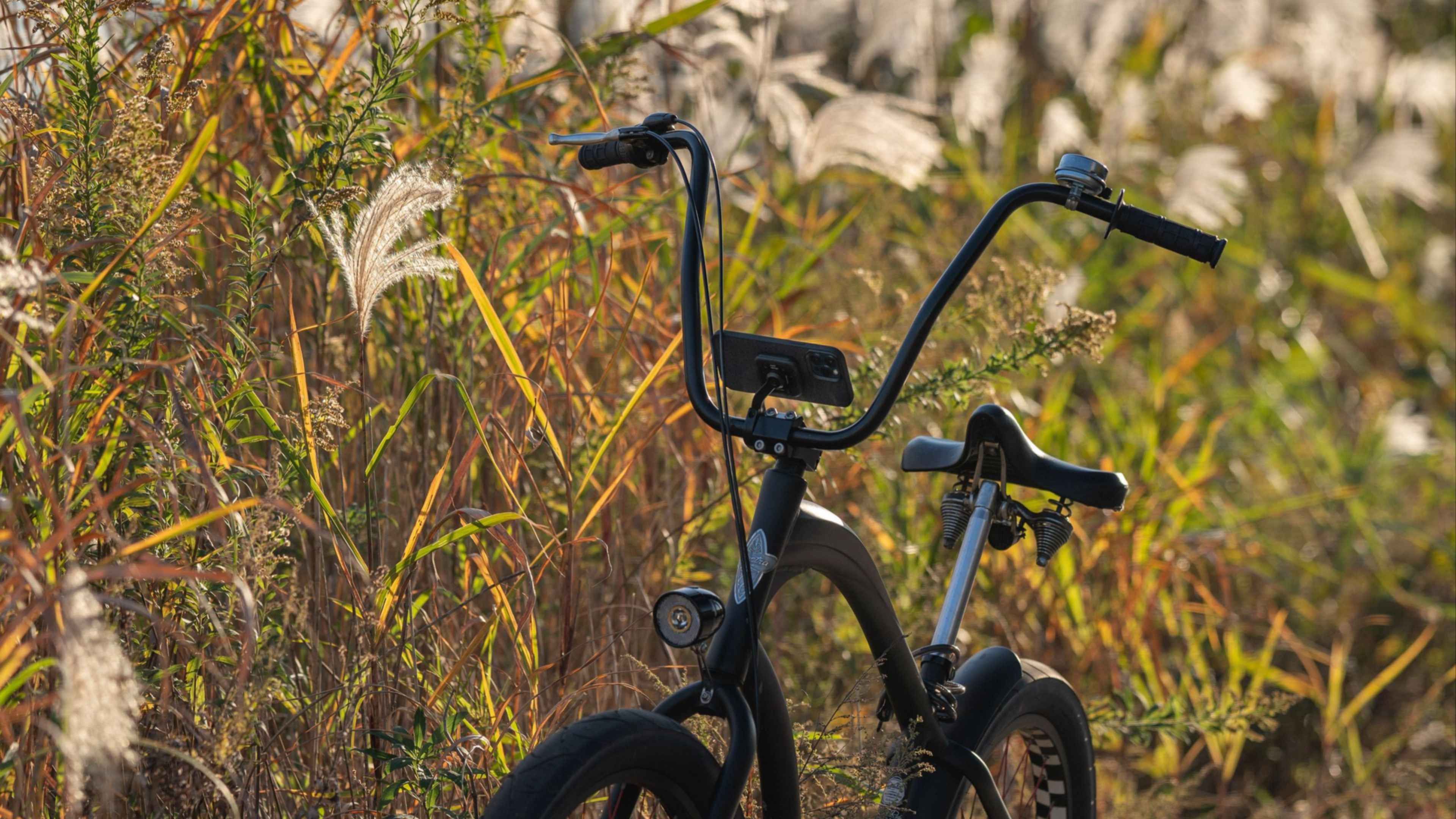 Велосипед на траве. Обои велосипед двухподвес. Gravel Bike Wallpaper.