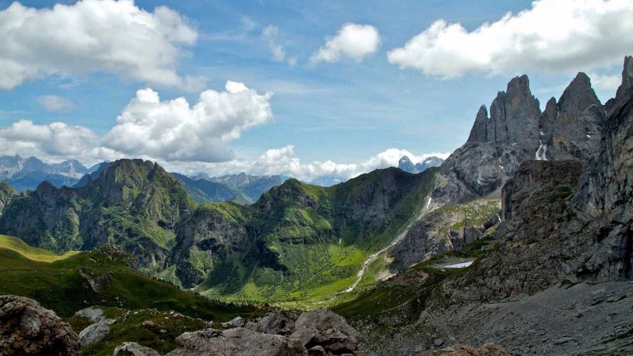 гора открытая. вид горы и долина сверху. горы юра во франции. долина в горах. долина в горах 8 букв.