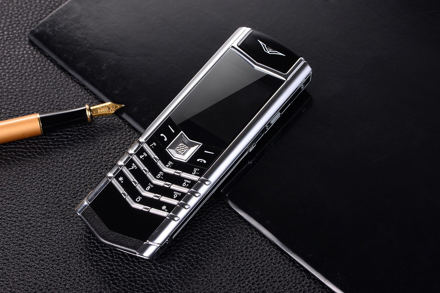 Телефон v10. Верту v10. Vertu v11. Кнопочные мобильные верту. Чехол для RM 226v Vertu.