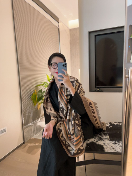 Шарф Fendi - купить с доставкой по выгодным ценам в интернет-магазине ...