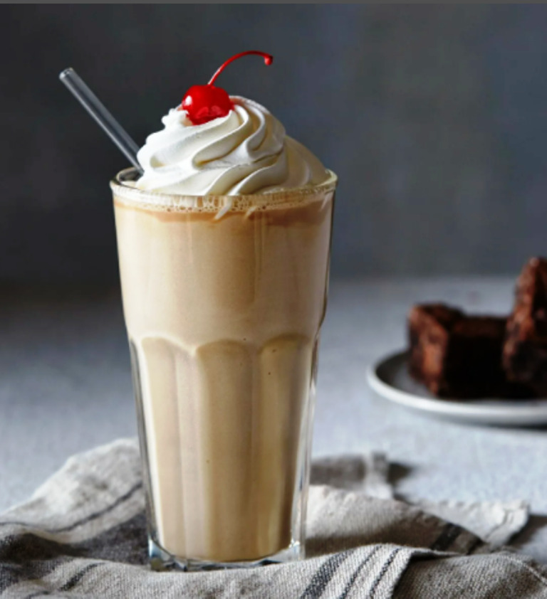 Milk sheik. Кофе шейк. Milkshake background. Молочный коктейль орео шейк. Милкшейк кофе.