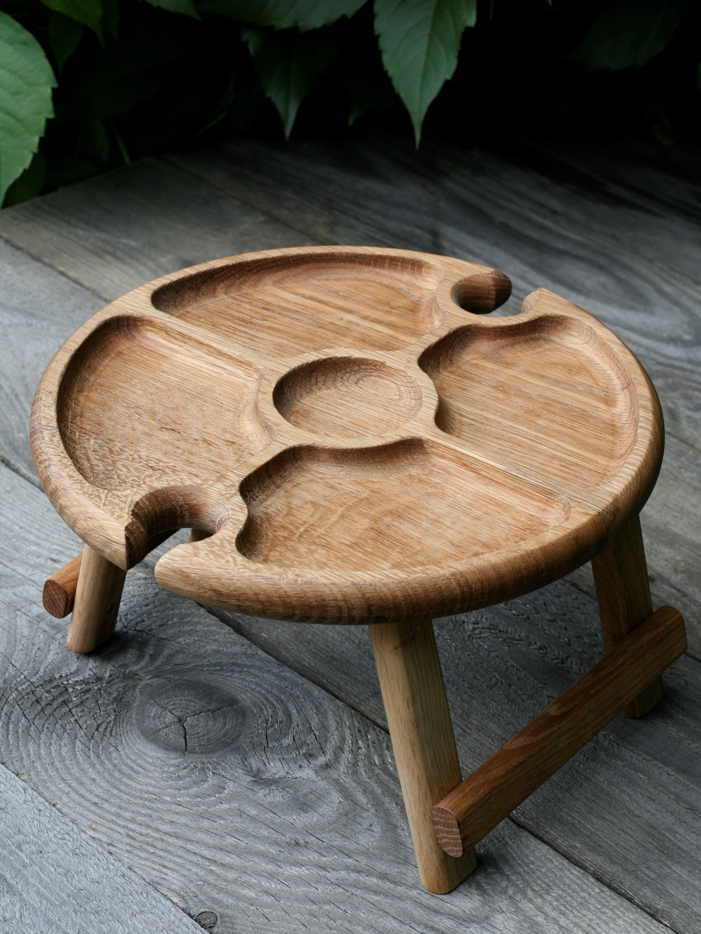 Круглый винный столик из дерева