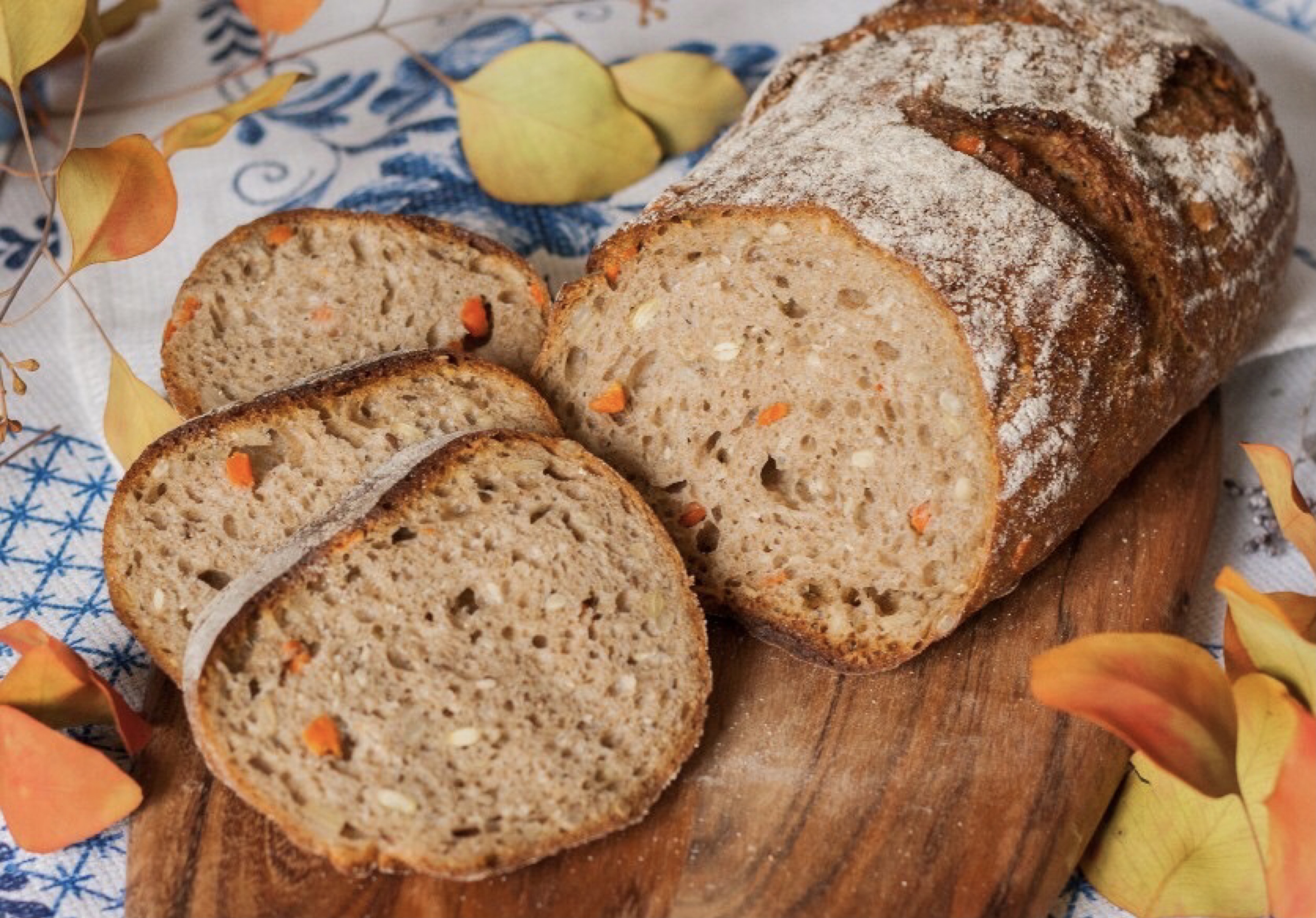 Цельнозерновой бездрожжевой хлеб рецепт. Хлеб. Цельнозерновой хлеб. Хлеб с зернами. Бездрожжевой хлеб.