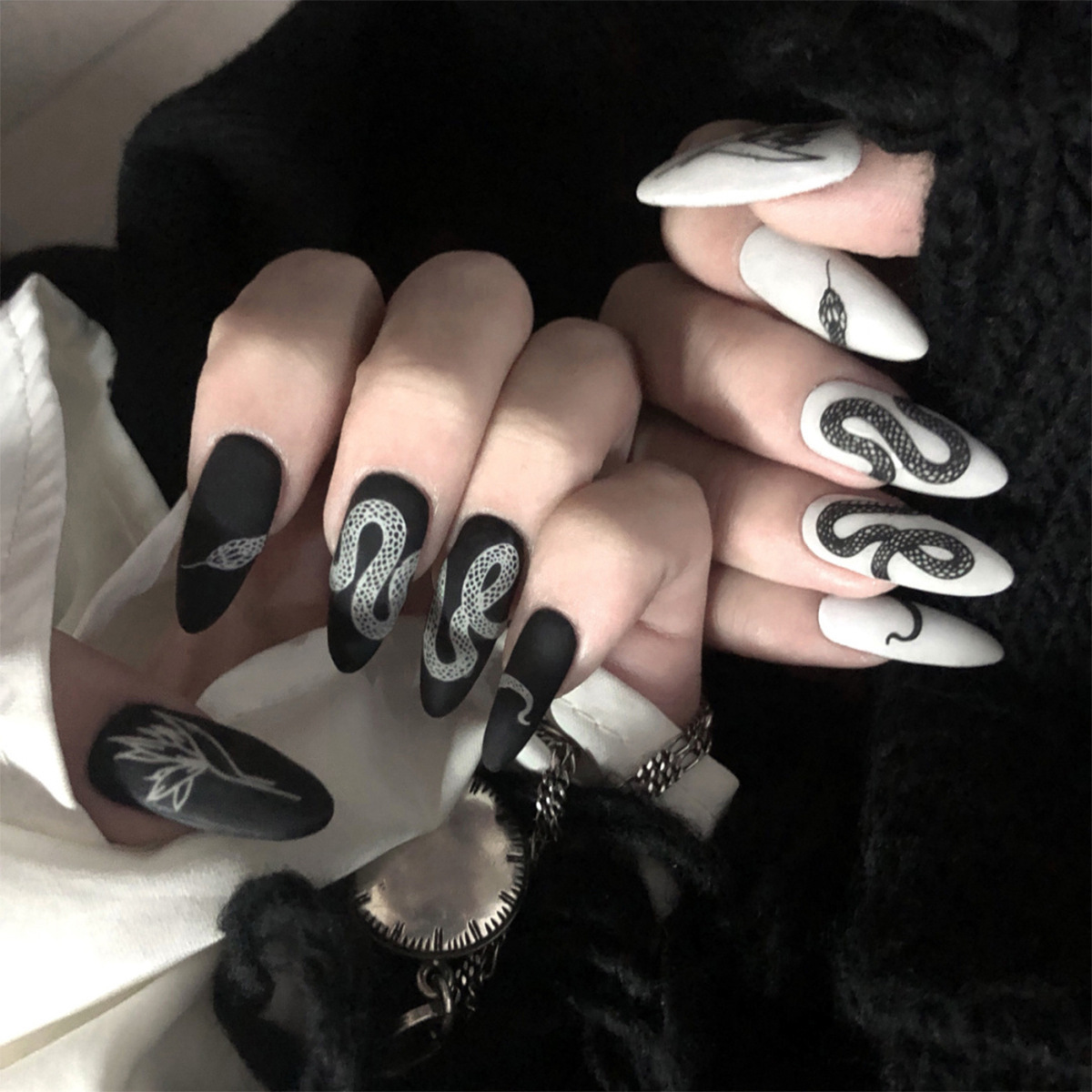 Черные ногти с белой змеей
