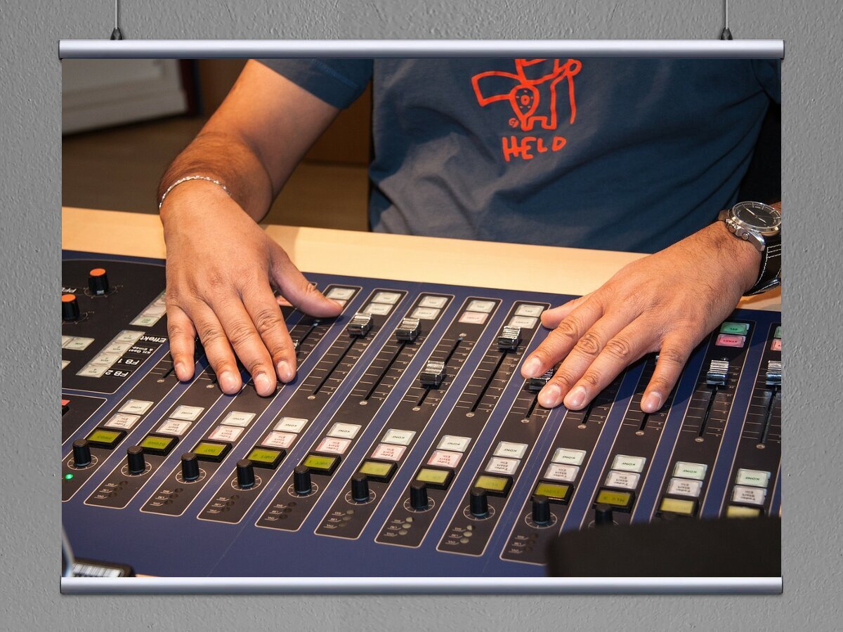 Спикер студия. Studio monitor placemnet to ears. Мониторы для студии. Sr-1030. Наушники калибрейшн.