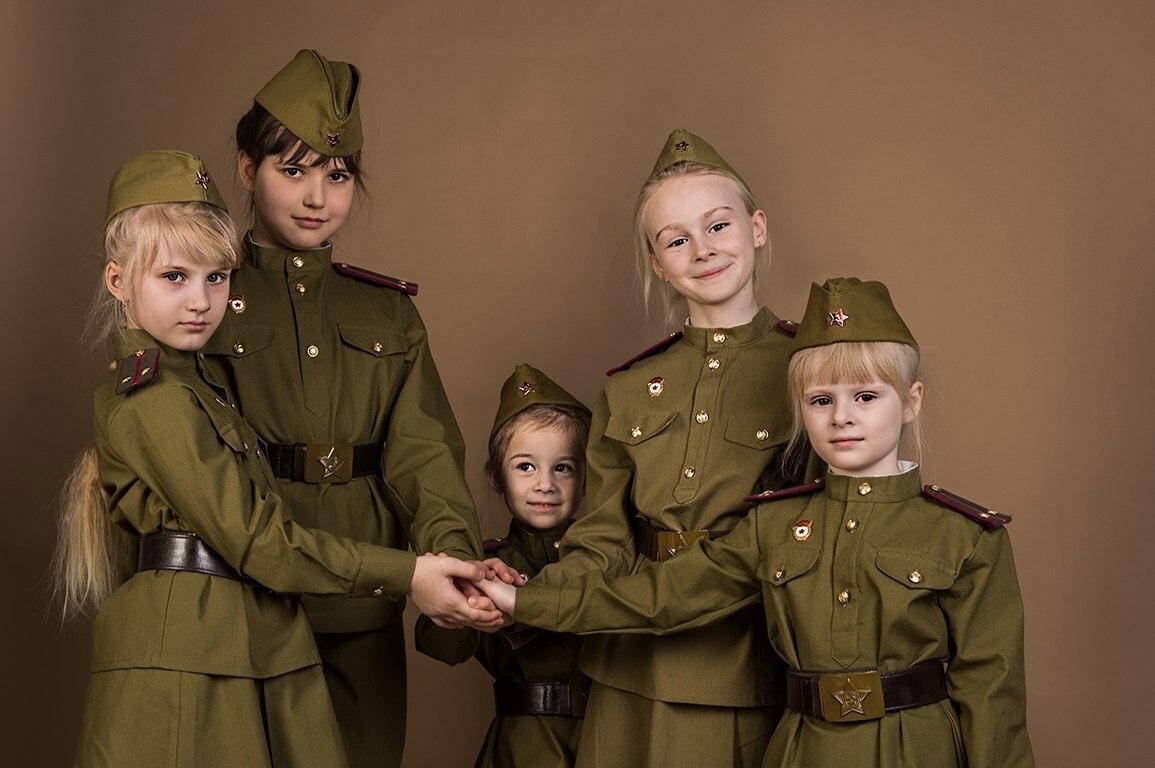 Дети в военной одежде