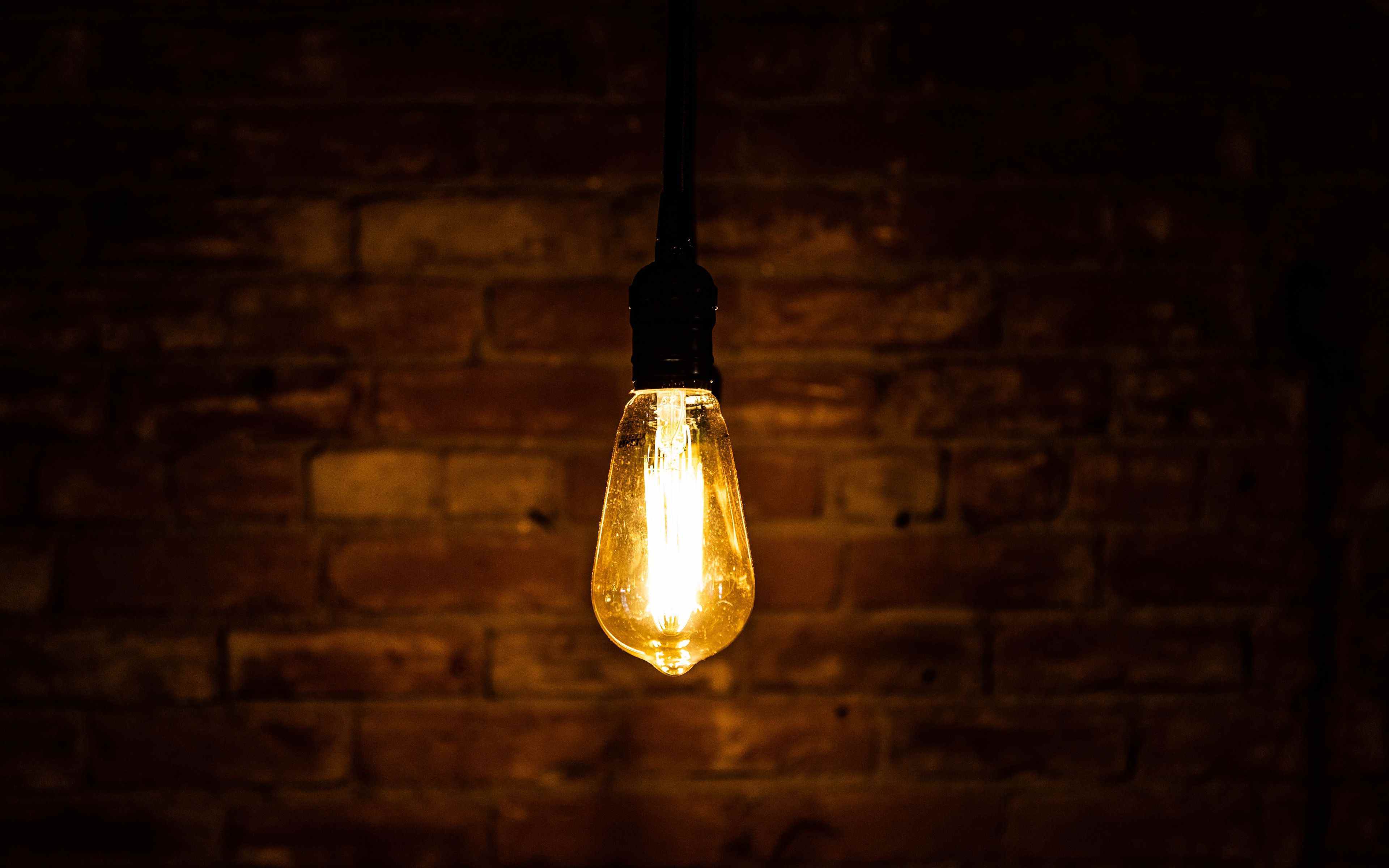 Лампа Эдисона на черном фоне