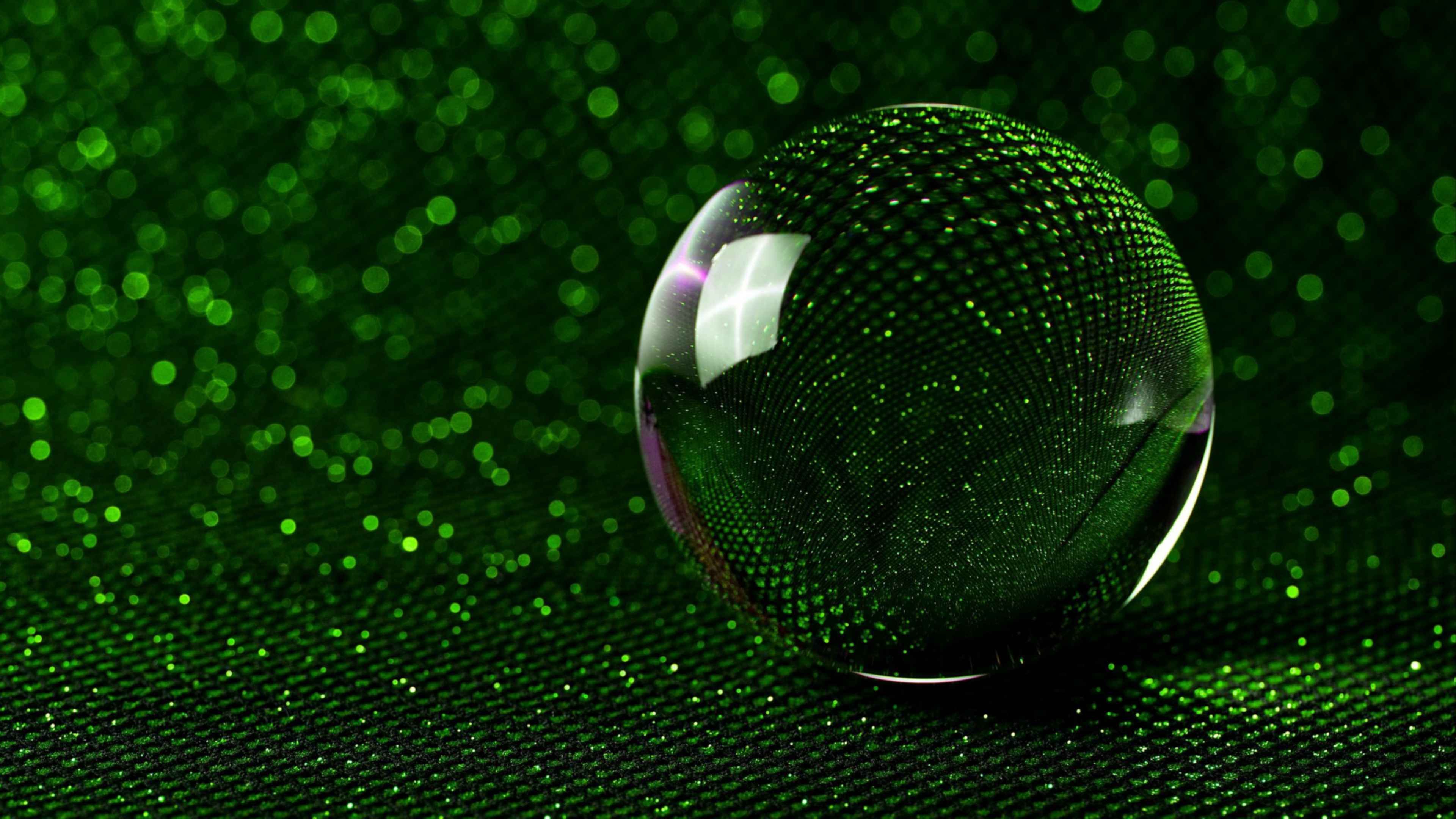 Зеленый стеклянный шарик