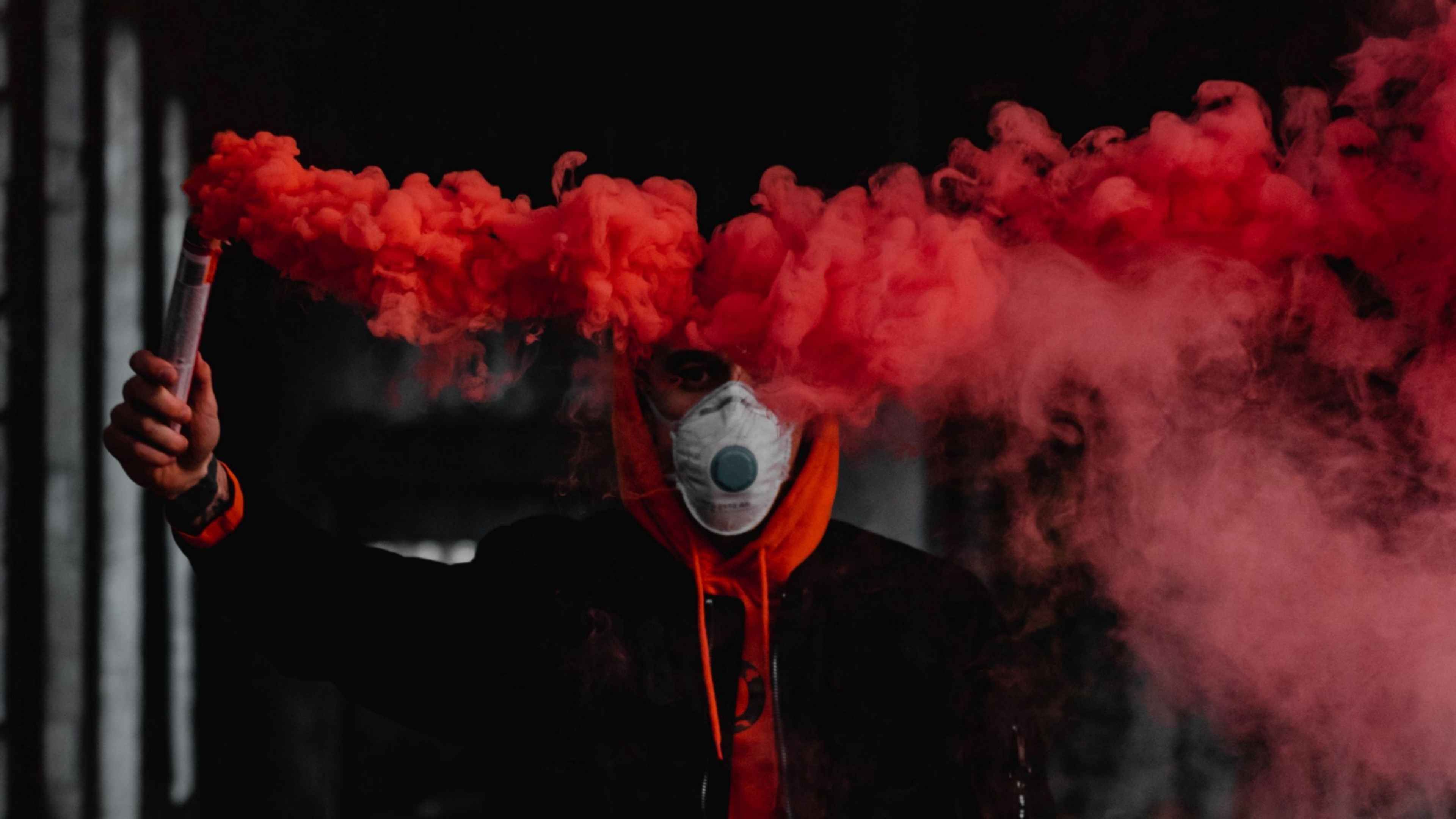 Человек в красной маске. Цветной дым. Человек в маске с дымом. Парень с фаером. Человек в дыму.