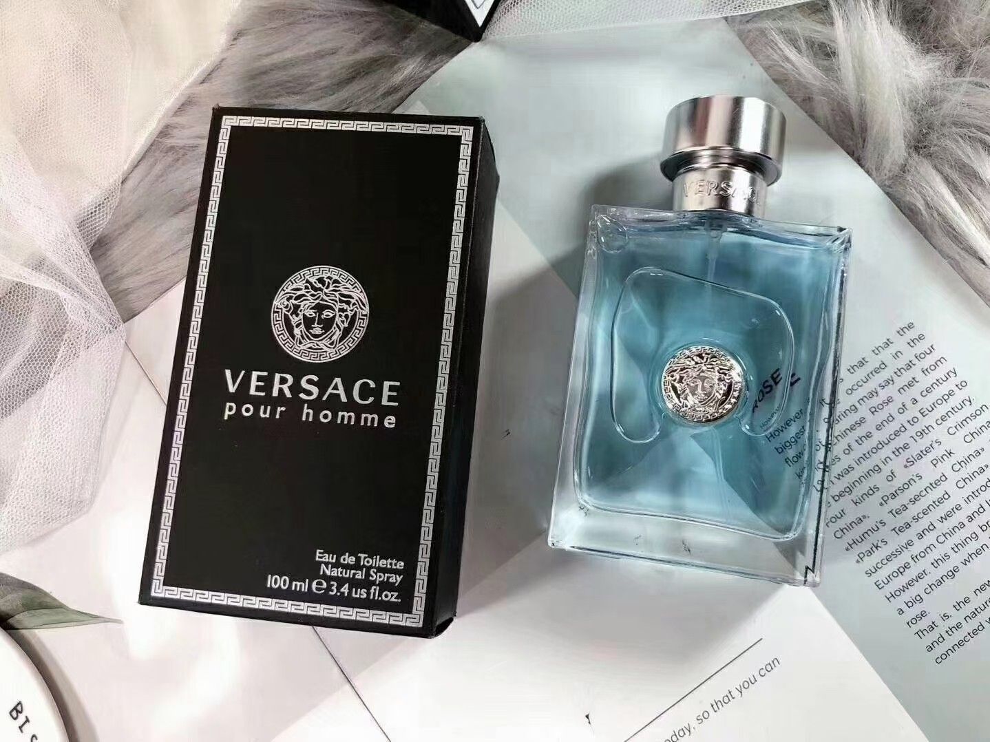 Туалетная вода Корея. Версаче фиолетовые духи. Духи Versace бутылка. Духи Версаче синяя бутылка.