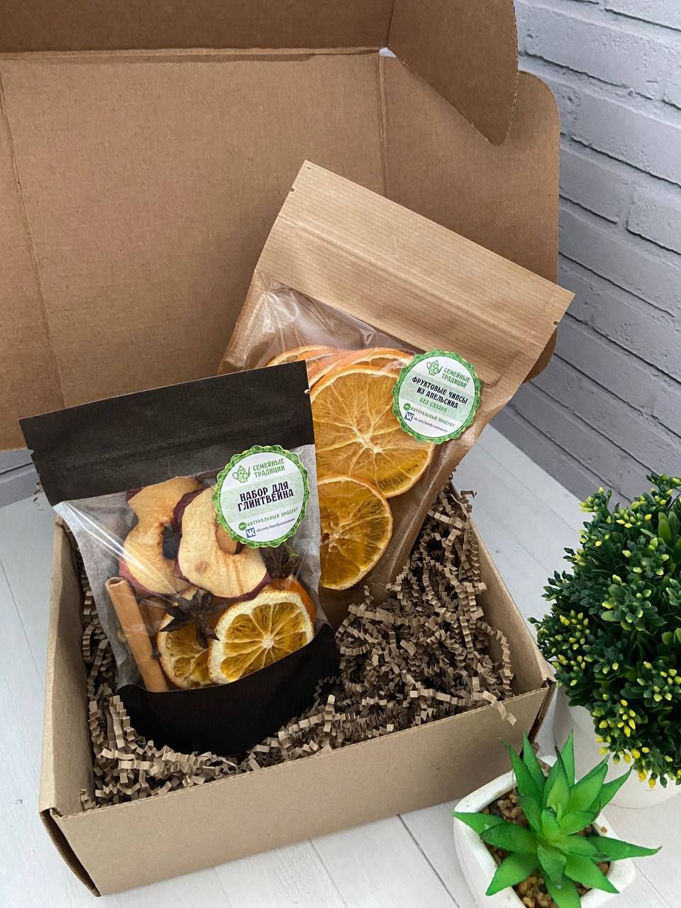 французские чипсы. чипсы чай. чипсы чай. чай с чипсами. пакетик чипсов.