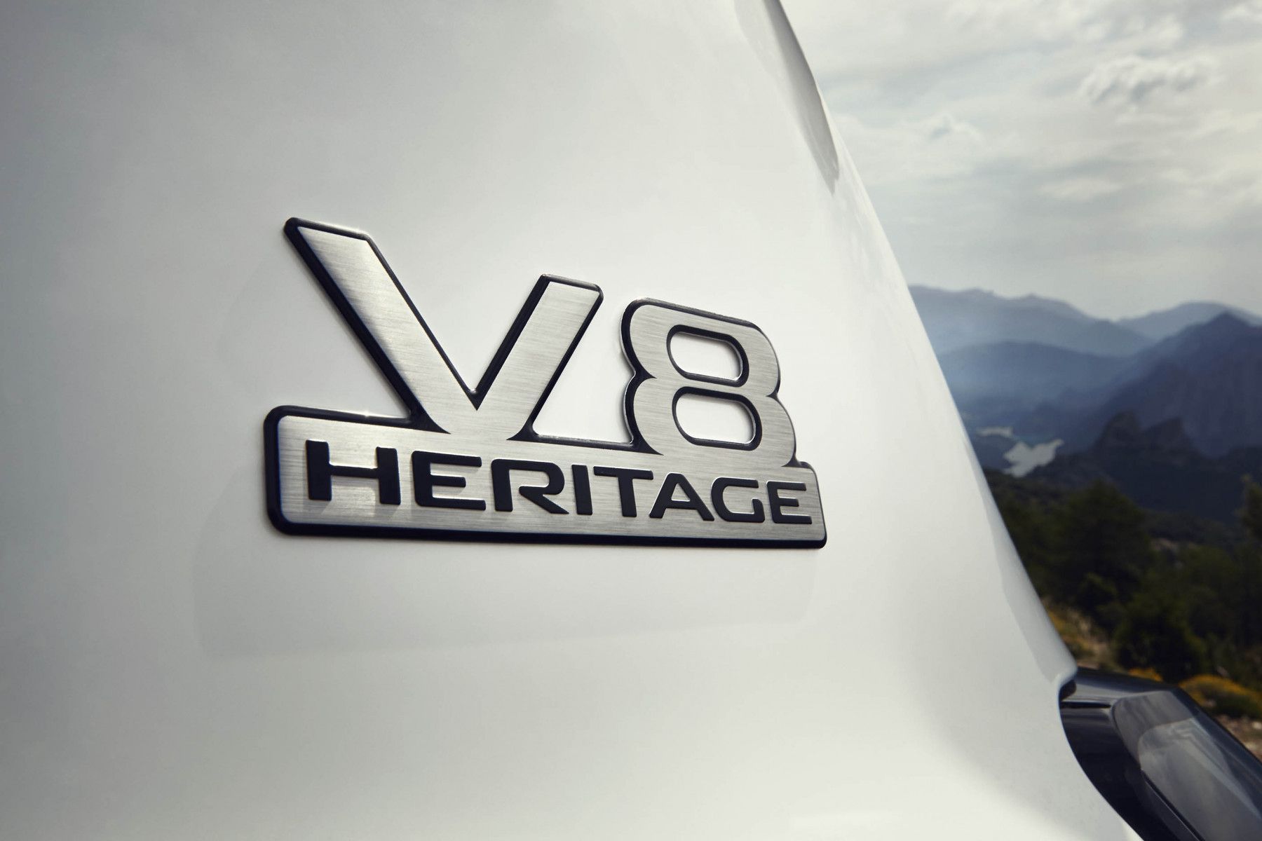 LX 570 Heritage Black Vision v8