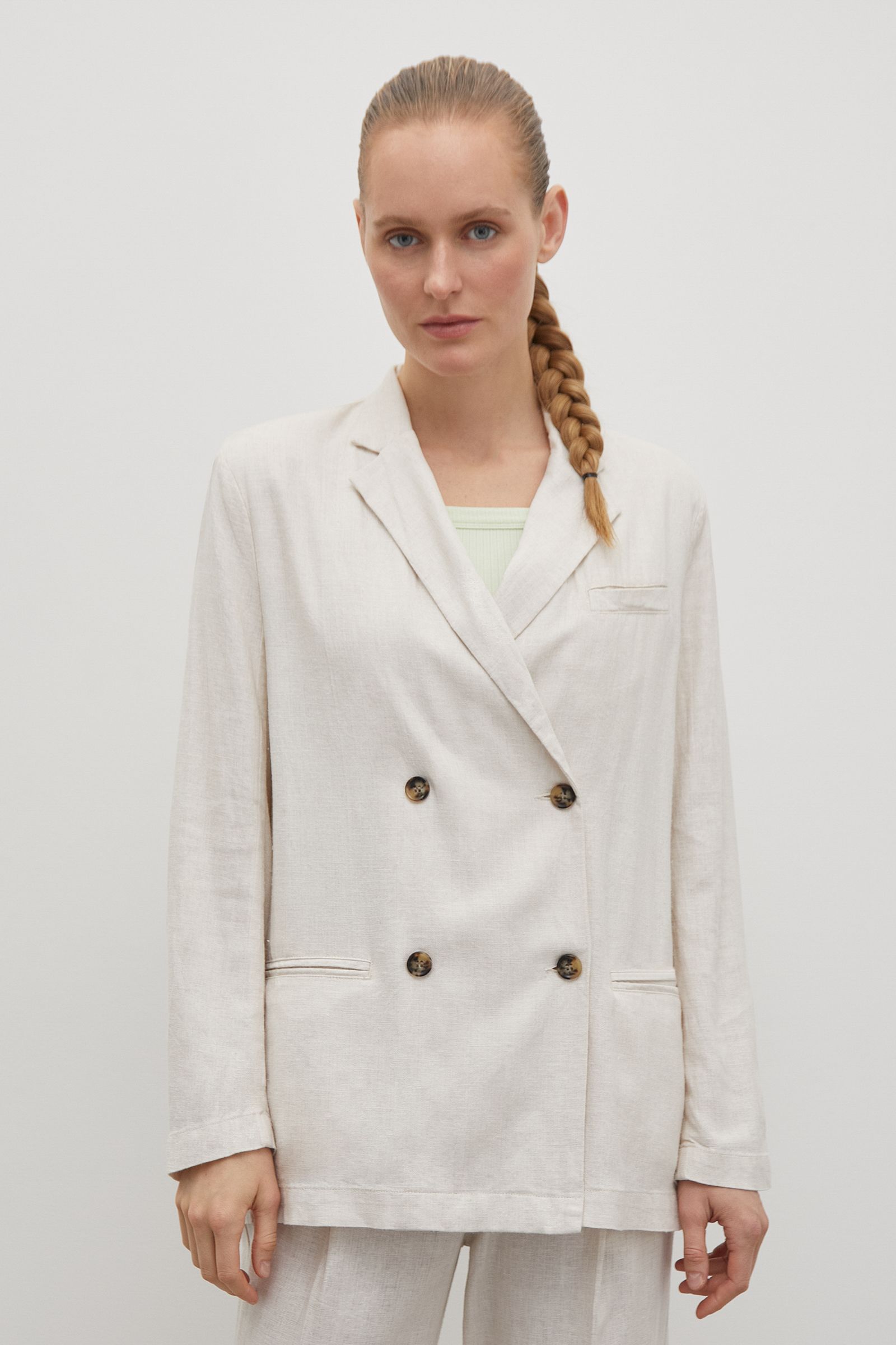 Белый льняной пиджак женский