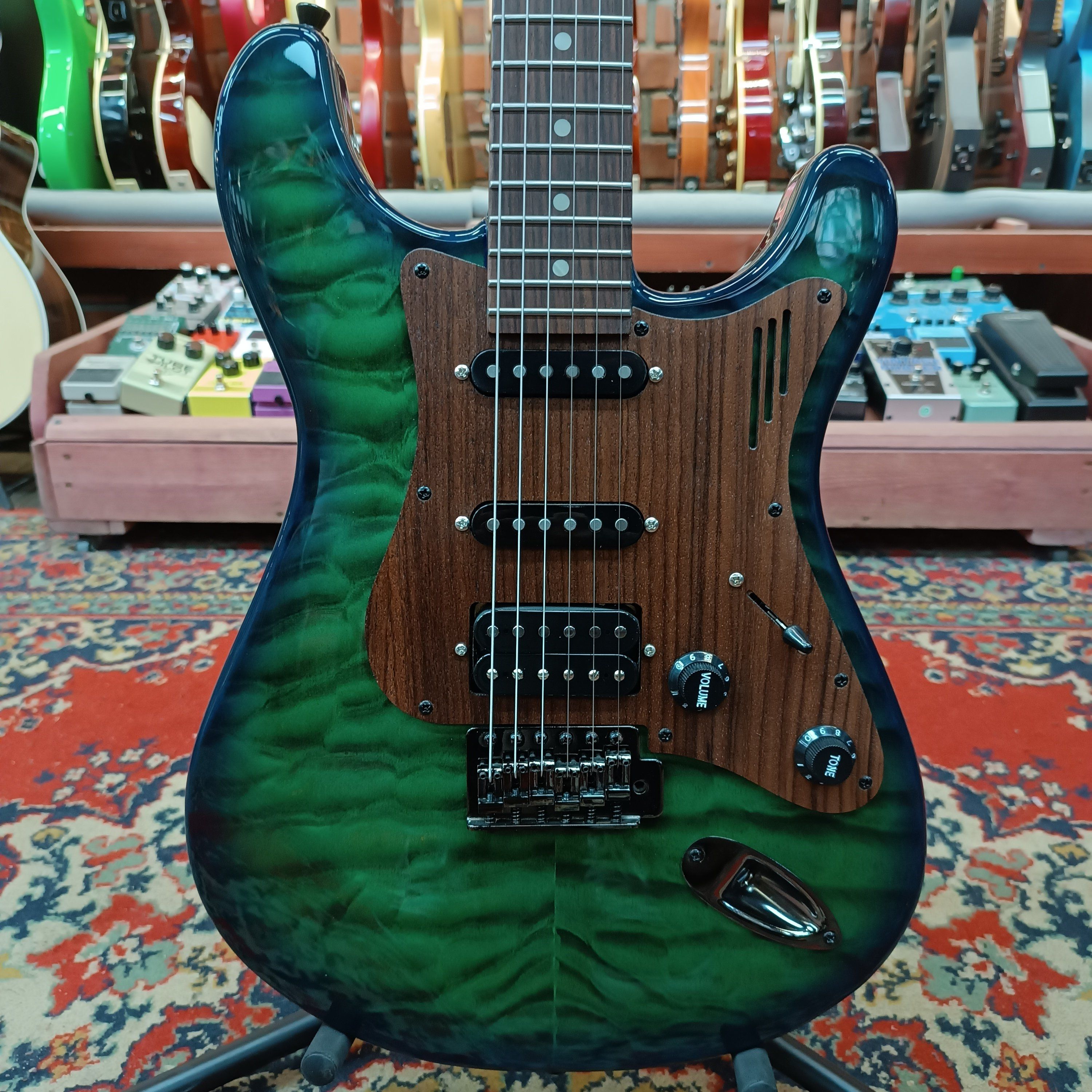 Электрогитара шестиструнная U-One by Magneto US-11P Stratocaster HSS Quilt  Maple Transparent Green, музыкальный инструмент для начинающих музыкантов и  профессионалов - купить с доставкой по выгодным ценам в интернет-магазине  OZON (1129802403)