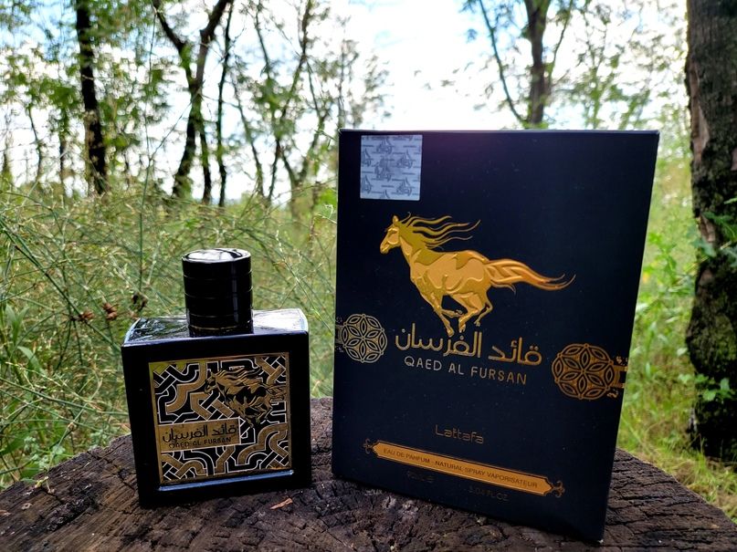 Lattafa qaed al fursan. Qaed al Fursan Парфюм. Lattafa Parfums Qaed al Fursan. Шейх Аль Фурсан Парфюм. Qaed al Fursan фрагнатика.