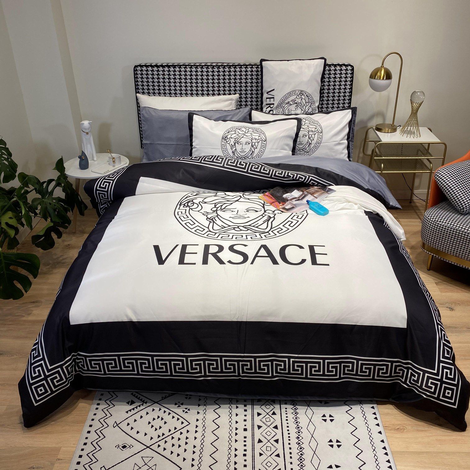 покрывало на кровать versace