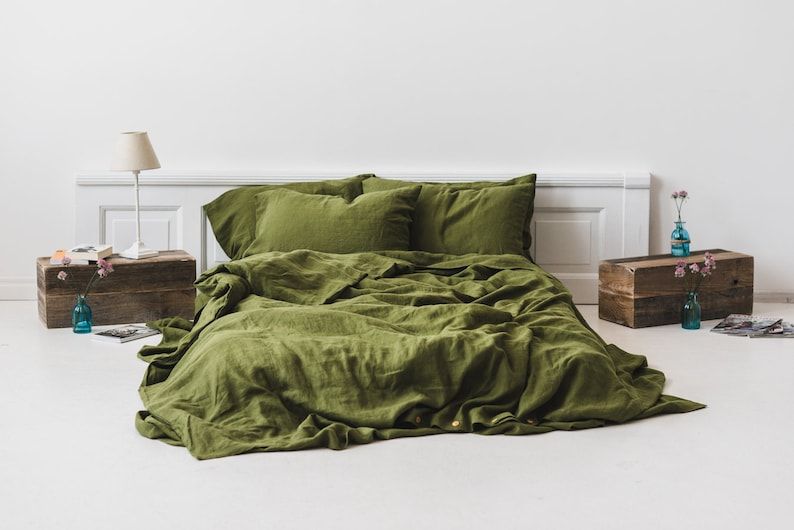 Простыни кавер. Простыня из Моха. A Bed of Moss. Льняной плед на траве. Dark Khaki Green Wash.
