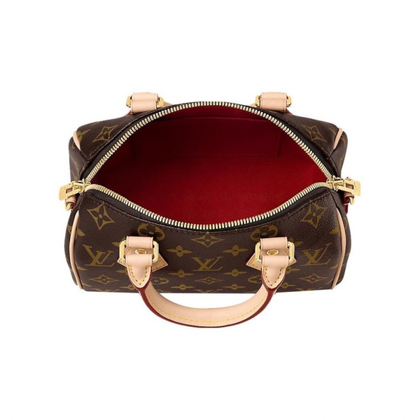 деталь застежки сумки Louis Vuitton крупным планом