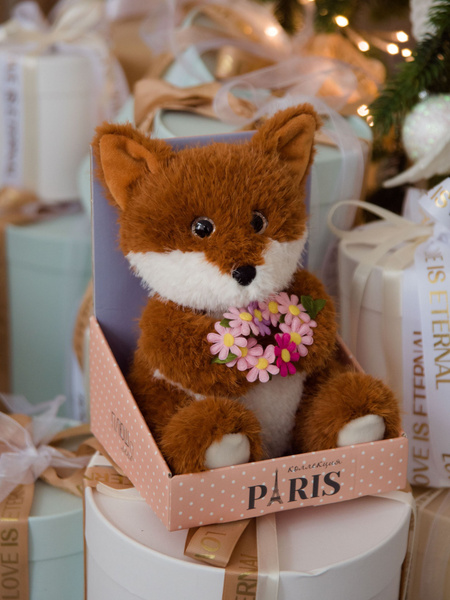 Мягкая игрушка рыжая Лиса (лисенок) с букетом, в подарочной коробке ...