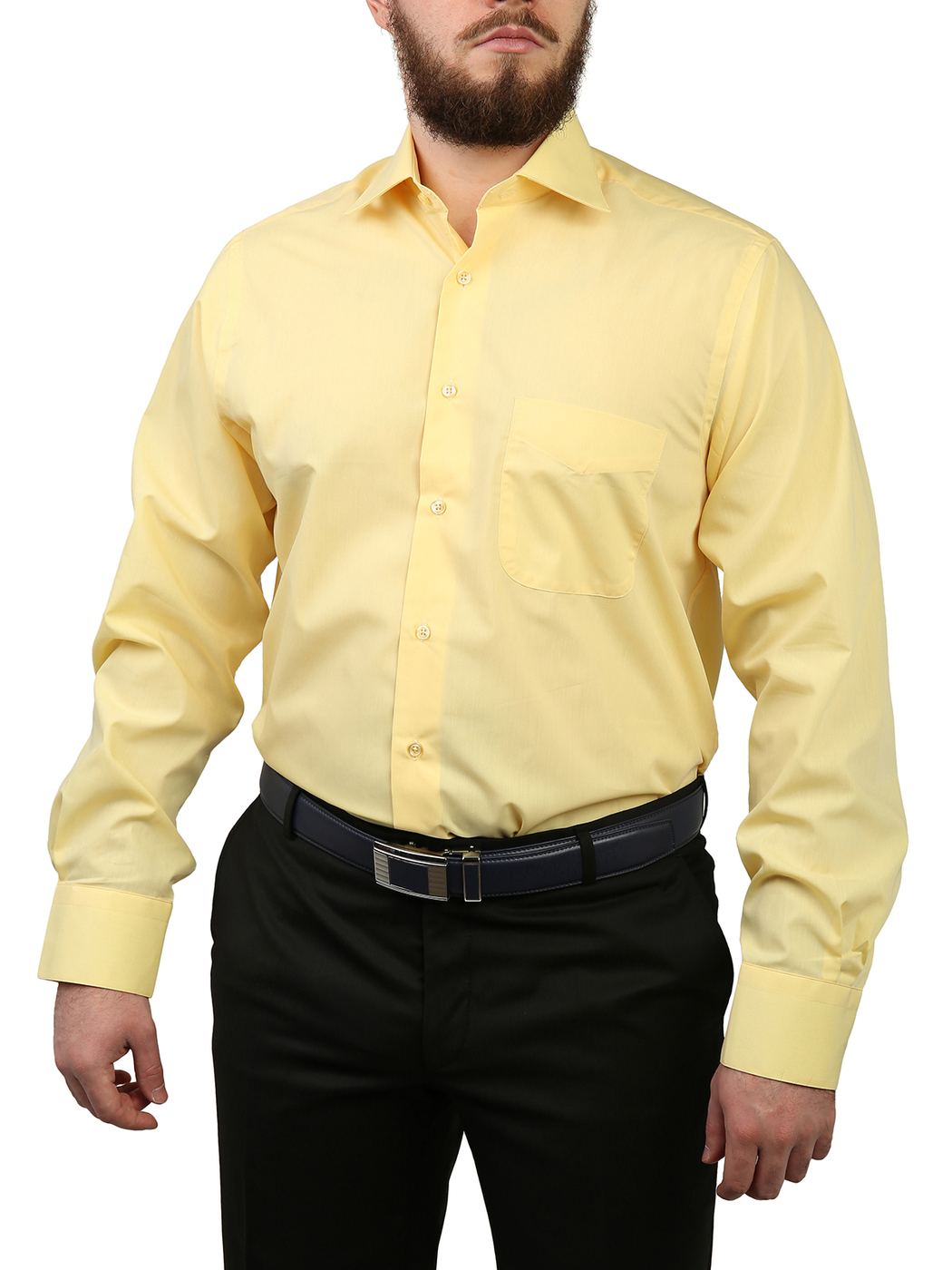 Мужчина в черном костюме и желтой рубашке