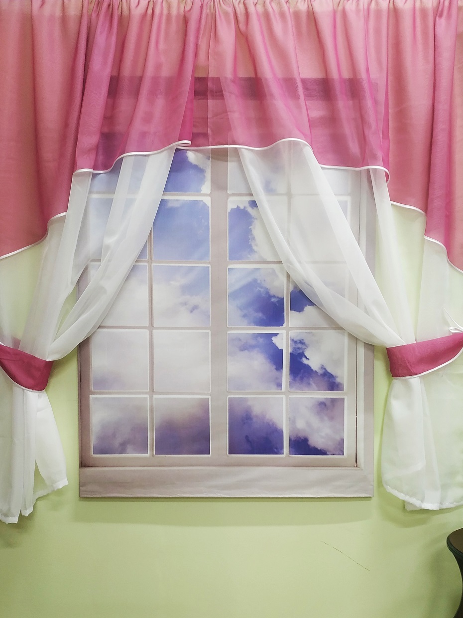 Шторы цвета фуксии в интерьере. Окно малиновый. Спальня в красно белых тонах. Розовые стены в интерьере. Окно эстетика.