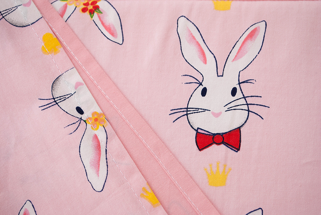 Желтые розовые зайцы игра. Розовый заяц подушка. Аппликация из ткани розовый зайчик. Набор в кроватку розовый с зайцем. Розовая линейка с зайцами.