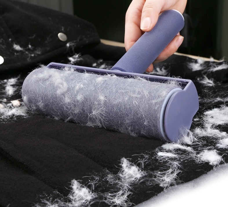 Валик для убирания шерсти. Скребок для чистки одежды. Валик для чистки одежды линт роллер. Катышки на пальто. Ролик для очистки одежды от шерсти.